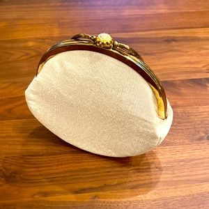 Vintage evening purse with seed Pearl details!